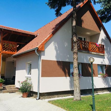 Appartement Hanna Apartman à Balatonlelle Extérieur photo